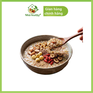 cháo ngũ cốc 7 vị Nhà Healthy được chế biến cùng trứng, thịt băm, nấm và rau xanh, tạo nên bữa ăn thơm ngon, giàu dinh dưỡng và dễ thực hiện.