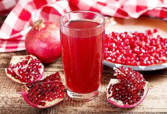 Nước ép lựu nguyên chất giàu vitamin và chất chống oxy hóa.