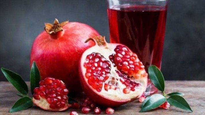 Nước ép lựu nguyên chất giàu vitamin và chất chống oxy hóa.