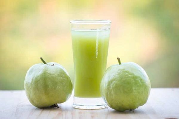 Nước ép ổi nguyên chất từ trái cây tươi giàu vitamin C.