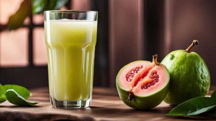 Nước ép ổi nguyên chất từ trái cây tươi giàu vitamin C.