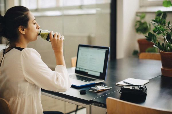 Người làm việc văn phòng uống nước ép ổi trong giờ nghỉ.
