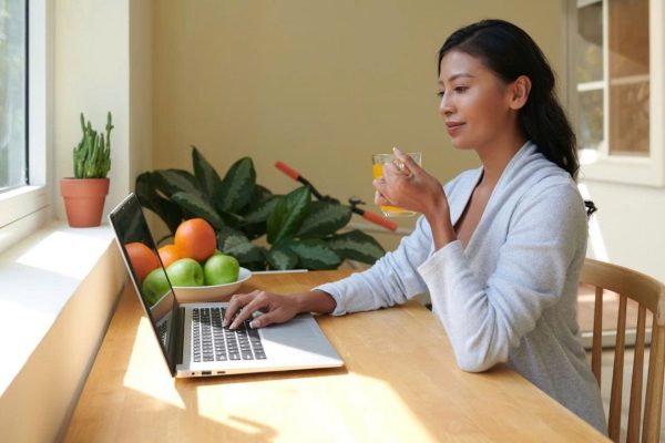 Người làm việc văn phòng uống nước ép ổi trong giờ nghỉ.