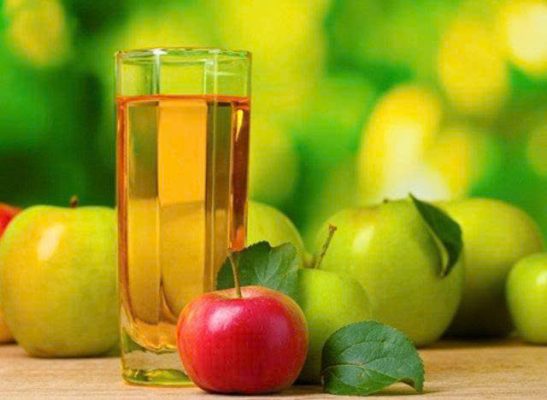 Nước ép táo nguyên chất từ táo tươi giàu vitamin.
