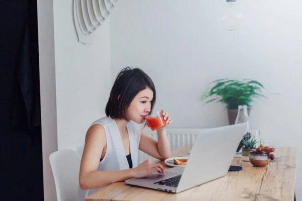 Người làm việc văn phòng thưởng thức nước ép táo trong giờ nghỉ.